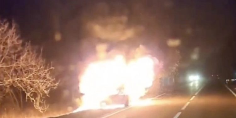 O mașină a luat foc pe traseul Chișinău-Leușeni: flăcările au distrus autovehiculul în totalitate