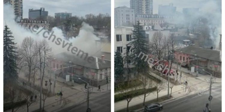 Fum dens în Capitală! La fața locului s-au deplasat două echipaje de pompieri