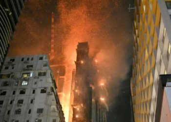 Incendiu devastator în Hong Kong: Pompierii au stins incendiul după nouă ore de luptă cu flăcările | VIDEO