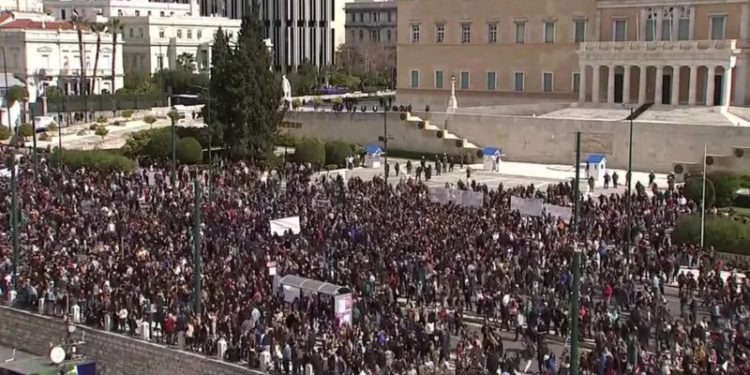 В Греции продолжаются протесты: Премьер попросил прощения у родственников погибших в столкновении поездов