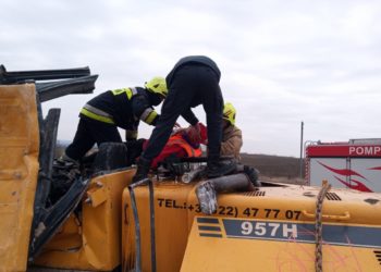 В Сороках водителю перевернувшегося трактора потребовалась помощь спасателей