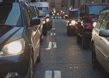 De mîine, șoferii din capitală pot circula fără faza scurtă a farurilor pe timp de zi