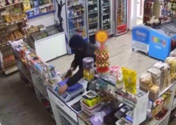 „A mai fost judecat anterior pentru fapte similare”. Ce riscă autorul atacului tâlhăresc care a confundat aparatul de casă și cântarul | VIDEO
