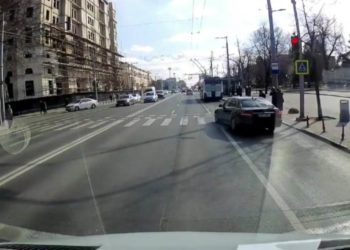Un Mercedez a fost la un pas de tampona câțiva pietoni pe zebră, după ce a ignorat semaforul. Ce spune poliția?