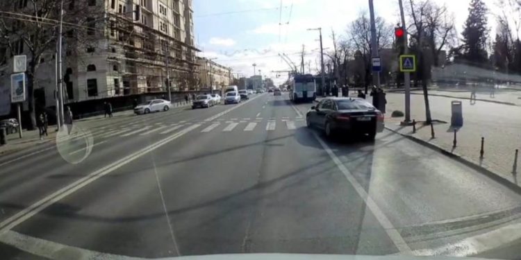 Un Mercedez a fost la un pas de tampona câțiva pietoni pe zebră, după ce a ignorat semaforul. Ce spune poliția?