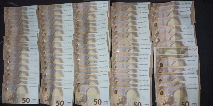 Schemă de corupție la eliberarea permiselor de conducere, documentată de CNA. Lunar, 20 000 de euro erau colectați pentru a mitui unii responsabili de la ASP