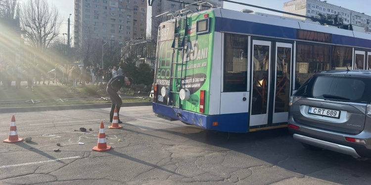 „Conducea agresiv, mă rugam să ies cât mai repede”. Ce povestesc pasagerii care au coborât din troleibuzul 13 cu câteva stații înainte de accidentul care a ucis fetița de 12 ani