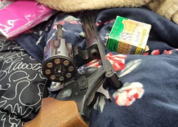 Un revolver încărcat, camuflat în bagajul unui cetățean străin ce voia să zboare spre Armenia