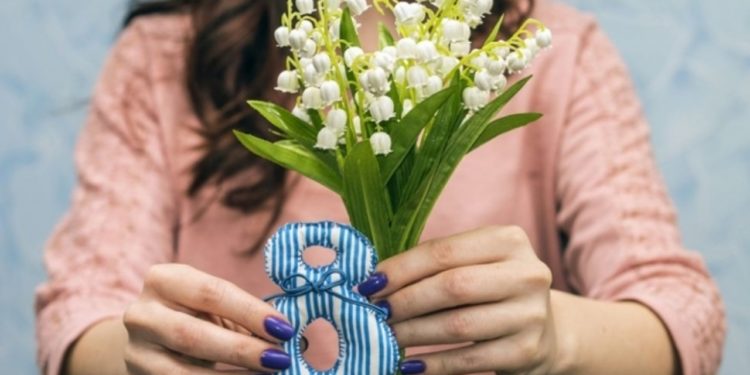 Cuvinte frumoase, multă afecțiune, flori și cadouri. Cum petrec moldovenii sărbătoarea de 8 Martie și cât sunt gata să cheltuie pentru surprize și daruri | VIDEO