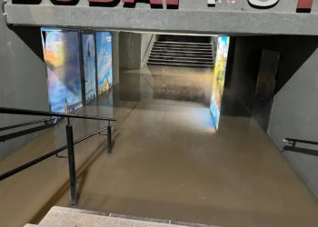 В столице подземный переход затопило горячей водой