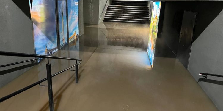 В столице подземный переход затопило горячей водой