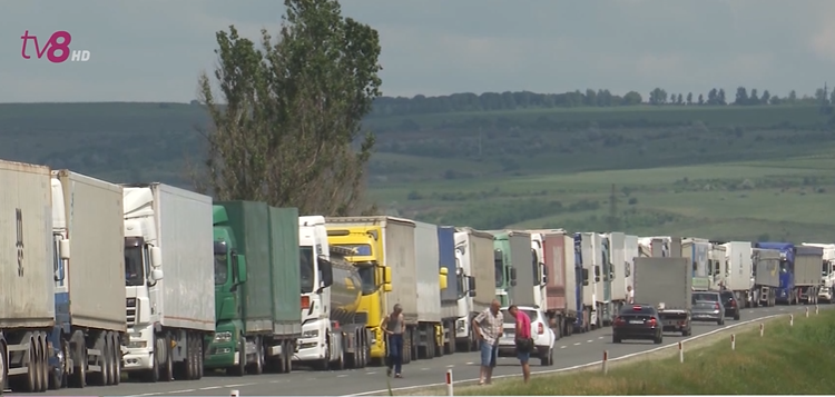 Mai mulți șoferi de camioane din Moldova stau blocați la frontiera dintre Belarus și Polonia. Explicațiile Asociației Naționale a Transporturilor | VIDEO