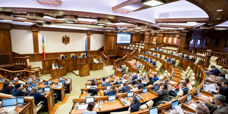 Ședință încinsă a Parlamentului, în timp ce se decidea prelungirea Stării de Urgență cu încă 60 de zile. Argunemtele prim-ministrului și nemulțumirile opoziție | VIDEO