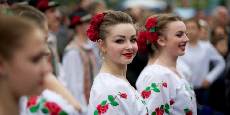 Statistici de 8 martie: Femeile predomină în rândul populației din Moldova