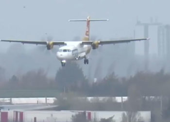 Tragedie aviatică evitată în ultima clipă: Un pilot a ales să rateze aterizarea din cauza vântului puternic | VIDEO