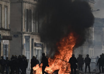 Un milion de oameni au ieșit în stradă în Franța. Peste 120 de polițiști răniți. Protestatarii au ars ușa primăriei din Bordeaux
