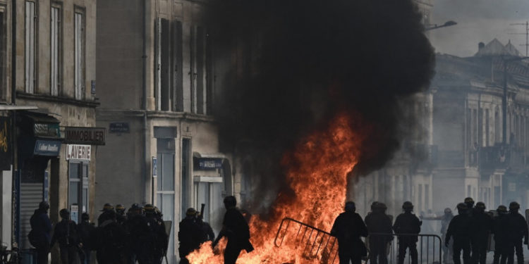Un milion de oameni au ieșit în stradă în Franța. Peste 120 de polițiști răniți. Protestatarii au ars ușa primăriei din Bordeaux