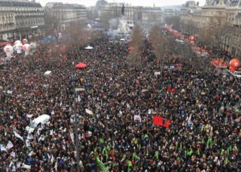 Во Франции начался третий день протестов против пенсионной реформы