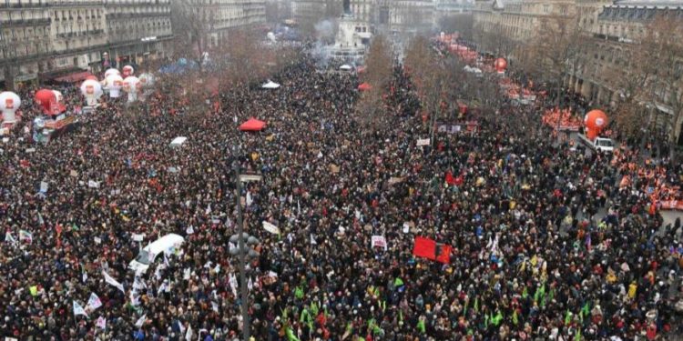 Во Франции начался третий день протестов против пенсионной реформы