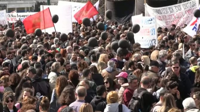 Grevă generală în Grecia. Oamenii cer găsirea „adevăraților vinovați” ai accidentului feroviar care a provocat pe 28 februarie 57 de morți | VIDEO