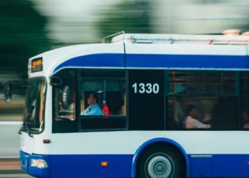 Fără primă lunară și cu mustrare aspră. Șoferița de troleibuz, care a pus la pământ o femeie și un copil, dar și traxatoarea, sancționate de RTEC  | VIDEO