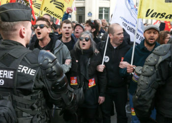 Noi proteste în Franța din cauza creșterii vârstei de pensioare prin asumarea răspunderii. Manifestanții, alungați cu tunuri de apă