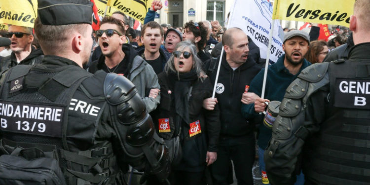 Noi proteste în Franța din cauza creșterii vârstei de pensioare prin asumarea răspunderii. Manifestanții, alungați cu tunuri de apă