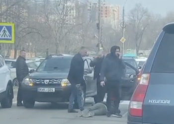 Lovit pe trecerea de pietoni. Un bărbat a fost spitalizat în urma unui accident produs în centrul Chișinăului