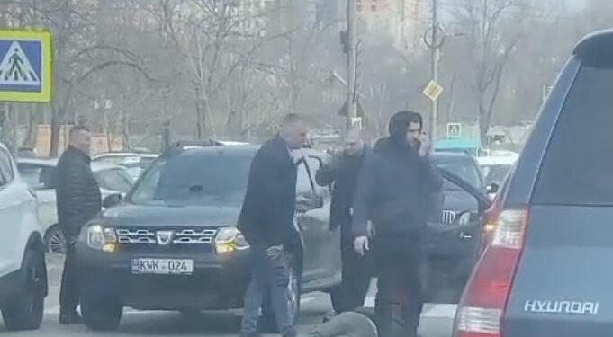 Lovit pe trecerea de pietoni. Un bărbat a fost spitalizat în urma unui accident produs în centrul Chișinăului