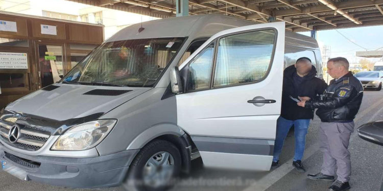 Poliția de Frontieră română: Un bărbat din Republica Moldova şi-a pus fiul de 15 ani să îi conducă maşina