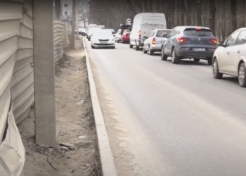 „Viața noastră este în pericol în fiecare zi”. Locuitorii sectorului Ciocana al capitalei, nevoiți să meargă pe șosea din cauza lipsei trotuarelor. Ce spun autoritățile locale | VIDEO