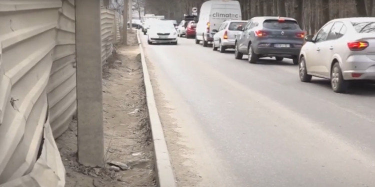 „Viața noastră este în pericol în fiecare zi”. Locuitorii sectorului Ciocana al capitalei, nevoiți să meargă pe șosea din cauza lipsei trotuarelor. Ce spun autoritățile locale | VIDEO