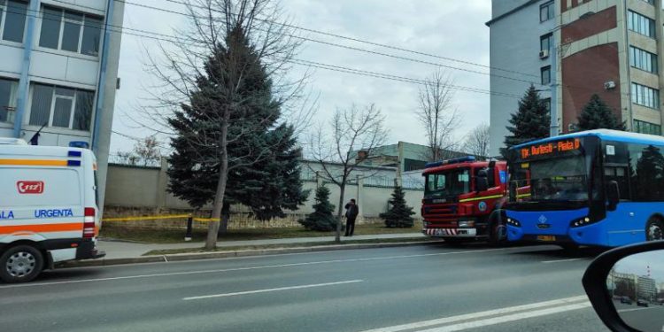 Alerta cu bombă de la Judecătoria Buiucani s-a dovedit a fi falsă. Poliția caută făptașul | VIDEO
