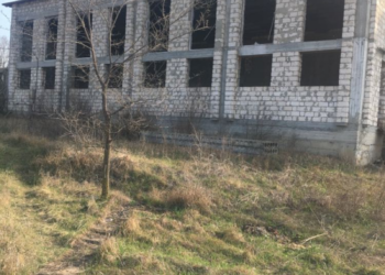 S-au furat geamurile nou-nouțe de la școala ce se construiește în Floreni: Primăria oferă 10 mii lei pentru informații despre hoți