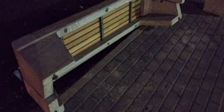 Mai multe bănci, vandalizate pe bulevardul Mircea cel Bătrân din capitală: „Chișinăul nu e doar despre a construi, dar și despre a păstra”