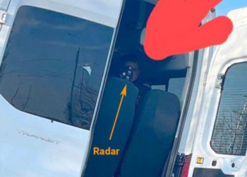 O nouă metodă a poliţiei din Moldova de a prinde vitezomanii cu radarul, cu un poliţist ascuns într-un microbuz staţionat