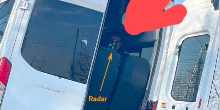 O nouă metodă a poliţiei din Moldova de a prinde vitezomanii cu radarul, cu un poliţist ascuns într-un microbuz staţionat