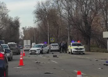 Carnagiu pe strada Muncești: Un TIR și alte trei mașini, grav accidentate. Un BMW, făcut zob. Martorii spun că șoferul a murit pe loc