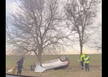 Grav accident la Bălți: O șoferiță a derapat cu mașina de pe șosea și s-a răsturnat