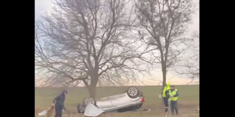 Grav accident la Bălți: O șoferiță a derapat cu mașina de pe șosea și s-a răsturnat