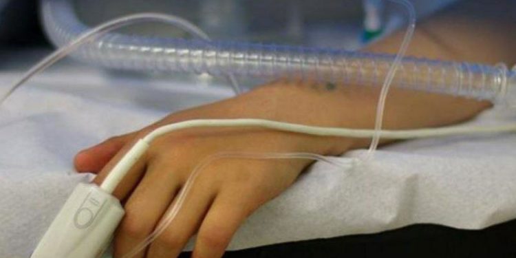 Un elev de 8 ani a ajuns în reanimare, după ce a căzut și s-a lovit cu capul de un bloc de beton din curtea școlii