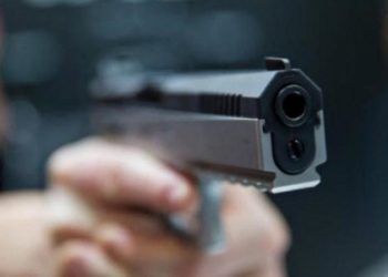 „Îți împușc picioarele acuși, mizerie!”: O tânără a scos arma, într-un conflict în stradă, la Comrat