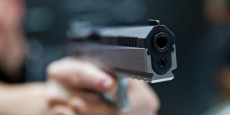 „Îți împușc picioarele acuși, mizerie!”: O tânără a scos arma, într-un conflict în stradă, la Comrat