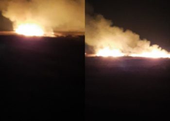 Un teren cu vegetație uscată, din Răcăria, cuprins de flăcări: A fost afectată calitatea aerului din zonă