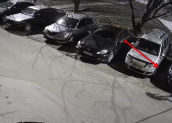 Au furat numerele de înmatriculare de la 25 de maşini, dar au anunțat șoferii cum pot fi răscumpărate: Trei tineri, reținuți