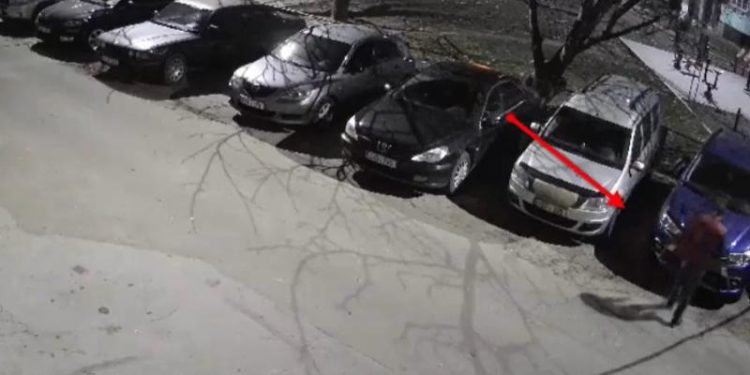 Au furat numerele de înmatriculare de la 25 de maşini, dar au anunțat șoferii cum pot fi răscumpărate: Trei tineri, reținuți