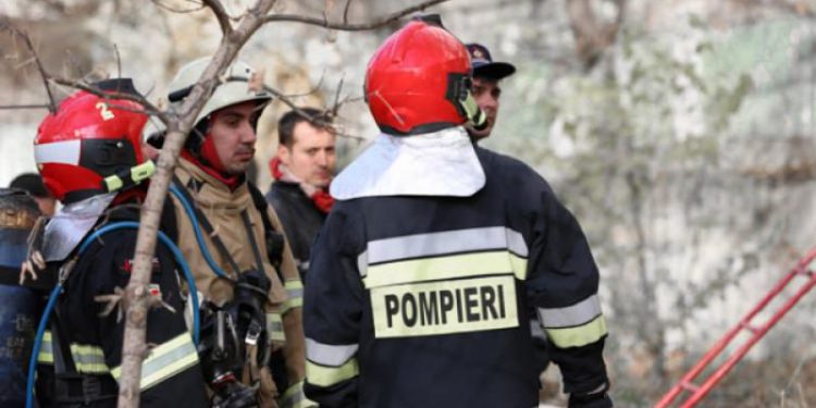 Fum dens la centrul de sănătate publică din Briceni. Pompierii au evacuat 11 persoane