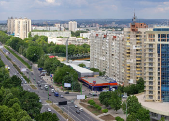 Înverzirea spațiilor verzi se efectuează după o nouă metodă, în capitală. Muncitorii seamănă iarbă cu ajutorul unui furtun | VIDEO