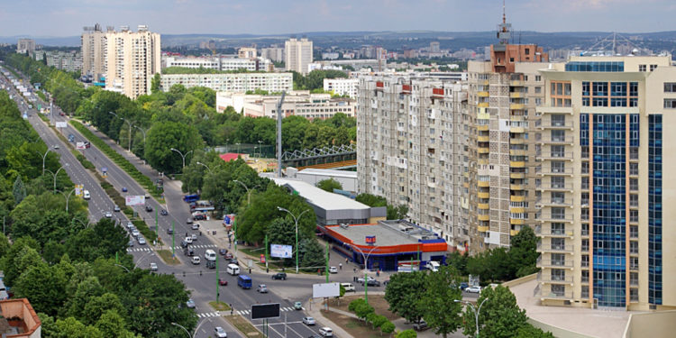 Înverzirea spațiilor verzi se efectuează după o nouă metodă, în capitală. Muncitorii seamănă iarbă cu ajutorul unui furtun | VIDEO