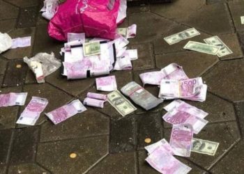 Задержанный сотрудниками ФСБ в Москве выкинул из окна несколько миллионов рублей | VIDEO